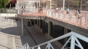 La guardería se ha habilitado bajo las pistas de fútbol y baloncesto de la Ikastola San Benito. /ELOSEGI