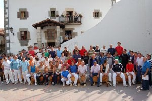 Aizkolaris y harrijasotzailes posaron para la foto de familia. /A.D.C.