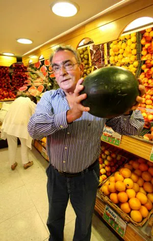 Rafa posa con una sandía cedida por Frutas Dumboa y que quiere semejar un balón. /F. DE LA HERA