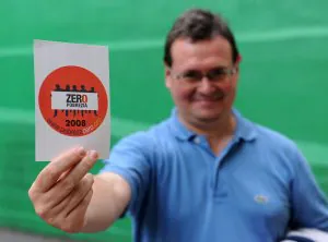 Juan Mari Ausín muestra el logotipo de la campaña Pobreza Cero. /FÉLIX MORQUECHO