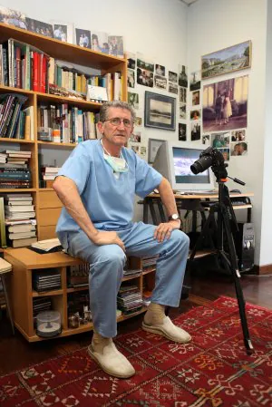 Claudio Albisu, en el despacho de su consulta médica. /FRAILE