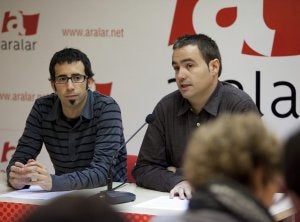 Oxel Erostarbe y Jon Abril, durante la rueda de prensa de ayer. /MICHELENA