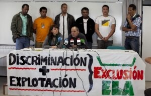 Enmérita Cuéllar y Xabier Pérez, con varios de los inmigrantes afectados. /MICHELENA