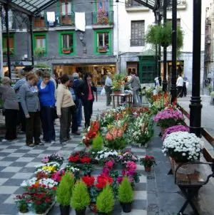 Flores para honrar a los difuntos en Todos los Santos | El Diario Vasco