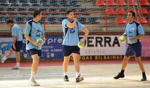 Cutura, Beljanski y Marc García en un entrenamiento del Arrate en Ipurua. /FELIX MORQUECHO