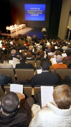 Asamblea de afectados por Afinsa en Andoain en 2007. /ARIZMENDI