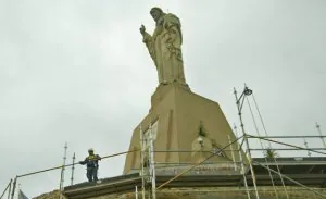 Imagen del Sagrado Corazón de Urgull durante la rehabilitación de las murallas del castillo. /LUSA