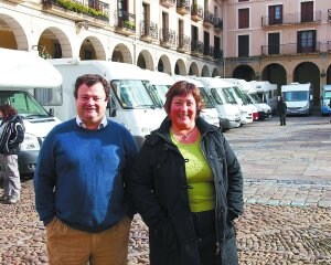 Plaza de Euskadi. José Luis Mendia y Miren Bereziartu ante las caravanas. ::
ARESTI