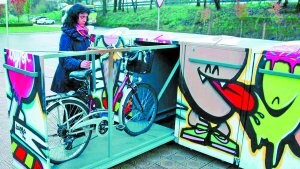 SINGULAR. Una usuaria probó ayer el sistema 'Bikennel', patentando por un tolosarra, que permite un aparcamientos seguro y cubierto para las bicicletas. ::                             KLISK