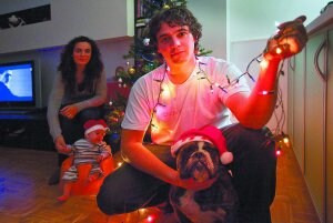 Esteban Aymerich, su mujer Elena y su perra "Gorda", en su casa donde sí han preparado un ambiente navideño. :: usoz