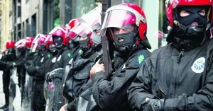 Un grupo de agentes antidisturbios de la Ertzaintza durante una manifestación prohibida en Bilbao. ::                             TELEPRESS