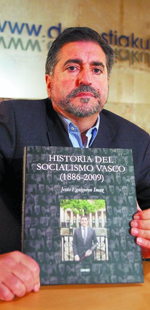 Eguiguren, con un ejemplar de su nuevo libro, ayer. ::
USOZ