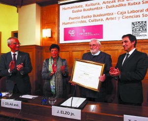 Javier Elzo recoge su premio mientras aplauden Muñoa, Celaá y Txomin García . ::
MIKEL FRAILE