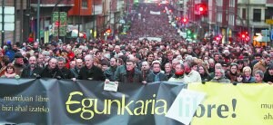 Apoyo multitudinario. Los cinco imputados portaron la única pancarta de la manifestación que recorrió las calles de Bilbao. ::
EFE