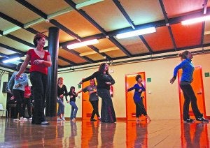 Danza africana. Es la parte más lúdica de la Escuela del Empoderamiento. Los pasos del baile son iguales para mujeres y hombres. ::
KLISK