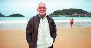 Plató natural. Zabalza, ayer, en el punto de La Concha donde rodó el spot. Bernardino, tambien socio del Atlético, sale del agua. ::                             USOZ