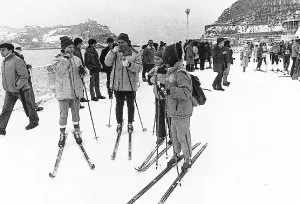 15 de enero de 1985. Varios participantes y muchos curiosos, antes de la salida de la carrera de esquí de fondo en La Concha. ::                             INSAUSTI