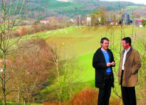 Los alcaldes de Hondarribia e Irun ante parte de los terrenos de Zubieta-Urdanibia, que proponen como futuro parque tecnológico. ::                             F. DE LA HERA