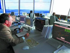 Barajas. Controladores del aeropuerto de Madrid observan las pantallas. ::
EFE