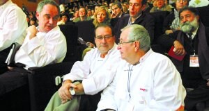 Figuras. Ferran Adrià, Hilario Arbelaitz y Juan Mari Arzak asisten a una de las conferencias de Madrid Fusión. ::                             EFE