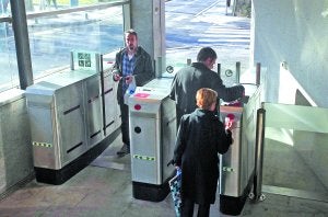 Nuevas compuertas de acceso en el apeadero de Gros. ::
MICHELENA