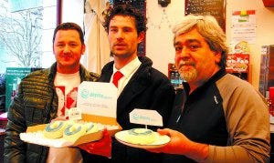 Iñigo Codó, Néstor Rebollo y Bittor Cruz, sostienen los bollos bañados de azul y blanco. ::                             M.L.