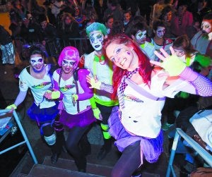 Entusiasmo. Las comparsas derrocharon toda su simpatía en la presentación en la plaza de la Constitución. ::
USOZ