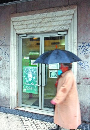 El insinuante afiche de Gandhi en la calle Urbieta con Larramendi. ::
FOTOS: GONTZAL LARGO