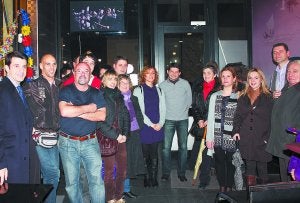 Inauguración. Amigos y vecinos se acercaron a la presentación de la página web.