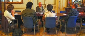 Alicia, Adrián, Txaro y Raúl durante la parte final de la entrevista con Odón Elorza. :: LUSA