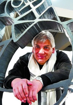 Decorador. Francesco Passaniti, junto a una de sus obras. ::
UNANUE