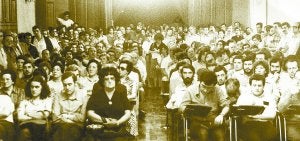 Pleno sobre drogas. Ante unas detenciones ocurridas en Eibar fueron numerosas las personas que presenciaron el Pleno que aprobó la legalización de drogas blandas.