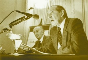 San Sebastián. Delibes, en una conferencia a mediados de los 80 en el Aula de Cultura, junto al ex director de DV Juan Mari Peña. ::
USOZ
