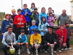 Los ganadores de la Legua de Lekunberri con sus trofeos.
