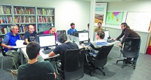 El experto viajero Mikel Arredondo acaba de impartir un taller de viaje, en el que ha contestado a preguntas y disipado dudas de los cursillistas que han tomado parte. ::                             KLISK