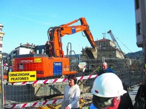 La obra sigue. Los operarios continúan con la construcción de los muros del parking. ::                             F. DE LA HERA