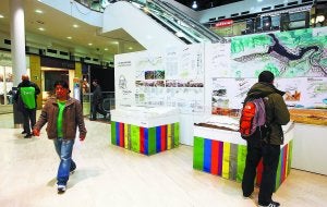 La exposición itinerante del Concurso de Ideas ha llegado al Centro Comercial de La Bretxa. ::                             ARIZMENDI
