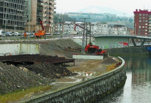 El Puente de Hierro, cuyas piezas se observan a la izquierda, unirá el paseo inferior del Urumea con el superior en la zona que se ve. ::                             ARIZMENDI