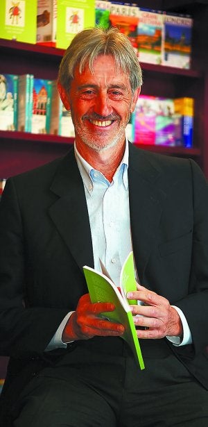 Koldo Saratxaga, con el nuevo libro en sus manos. ::
MAITE BARTOLOMÉ