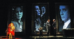 Juego de espejos. Los recuerdo de los personajes se reflejan en todo el escenario.