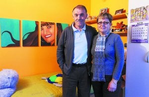 Jesús Mari Galdos y Mariví Pinedo ante un retrato de su hija Aitziber, que murió con 22 años, en su casa de Legazpi. ::
MIKEL FRAILE