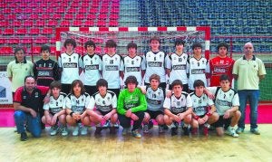 Campeones. Los cadetes chicos, entrenados por Iosu Balenziaga, han superado al Arrate, Bidasoa y Urdaneta en la fase disputada en Eibar.