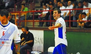 Cutura reclama una decisión arbitral en partido de liga Asobal de balonmano entre el Arrate y el Reyno de Navarra. ::
MORQUECHO
