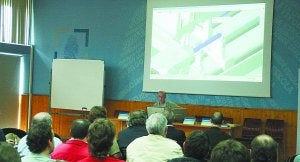 Charla educativa. Personal del entorno empresarial y educativo atiende la ponencia de Marcelino Sánchez, de Ibermática. ::                             TXEMA