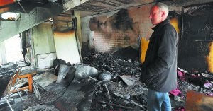 Estragos. El responsable del restaurante, Tomás Urzelai, observa los destrozos provocados por el incendio.  ::                             IGNACIO UNANUE