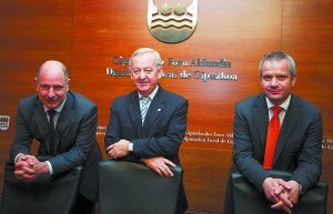 José María Salvador, José Ramón Guridi y José María del Río, ayer en la Diputación. ::
MICHELENA