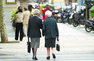 En compañía. Dos señoras mayores caminan juntas por la ciudad. ::
F. DE LA HERA