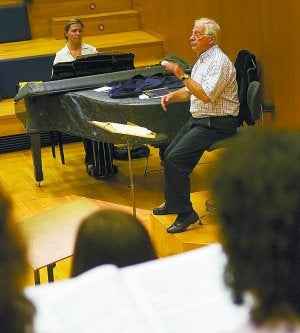 En Donostia. Hager, en 2007, dirigiendo al Orfeón. ::                             USOZ