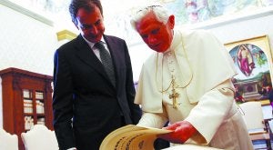 El Papa observa el libro 'Historia del Monasterio de San Lorenzo del Escorial', escrito en 1892 por Antonio Rotorda, regalo que le hizo el presidente. ::
EFE