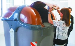 Una mujer examina el nuevo tipo de contenedor marrón que se instalará en Lazkao. ::
JESÚS ANDRADE